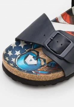 Friboo Unisexo MARVEL CAPTAIN AMERICA STRAPPY SANDALS UNISEX - Sandalias - Dark Blue -Friboo Ventas 2024 55bcd8890f234005b2517a0323997d72