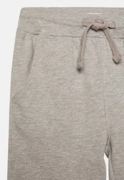 Friboo Niños 3 PACK BASIC BOYS SWEATPANTS - Pantalones Deportivos - Grey, Ochre, Blue 9 Friboo Niños 3 PACK BASIC BOYS SWEATPANTS - Pantalones Deportivos - Grey, Ochre, Blue -Friboo Ventas 2024 6a01cead0883446baff9ac62825ee245