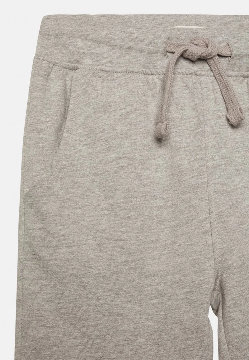 Friboo Niños 3 PACK BASIC BOYS SWEATPANTS - Pantalones Deportivos - Grey, Ochre, Blue 6 Friboo Niños 3 PACK BASIC BOYS SWEATPANTS - Pantalones Deportivos - Grey, Ochre, Blue - Imagen 4