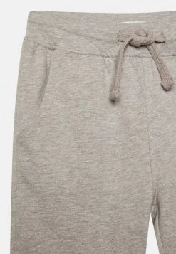 Friboo Niños 3 PACK BASIC BOYS SWEATPANTS - Pantalones Deportivos - Grey, Blue, Red 9 Friboo Niños 3 PACK BASIC BOYS SWEATPANTS - Pantalones Deportivos - Grey, Blue, Red -Friboo Ventas 2024 f6494189a19145e9a94ce95bcea7d004